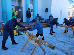 Дети и взрослые в ходе мероприятия поучаствовали в русских уличных забавах