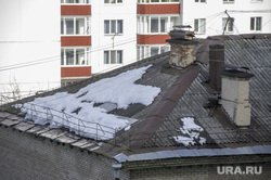 ЧП на улице Ушакова 20. Пермь, снег на крыше, лед на крыше