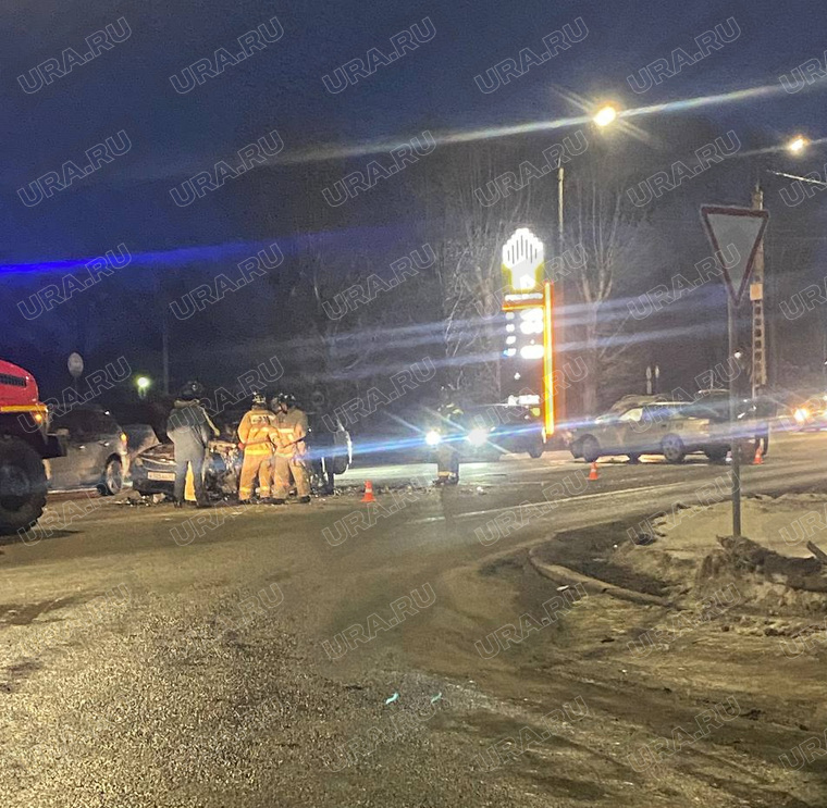 На месте происшествия заметили пожарную машину и спасателей