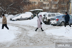 Улицы города после снегопада. Екатеринбург, снег во дворе
