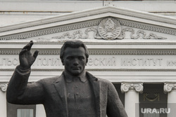 Виды Екатеринбурга, барельеф, уральский федеральный университет, памятник кирову, упи, герб ссср, урфу, уральский политехнический институт, советская символика