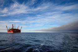 Открытая лицензия на 30.07.2015. Добыча нефти и газа, море, нефтедобыча, нефтяная платформа, печорское море