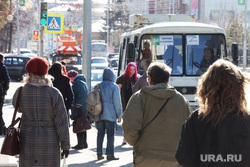 Город. Курган, автобусная остановка, автобус, общественный транспорт, пассажиры