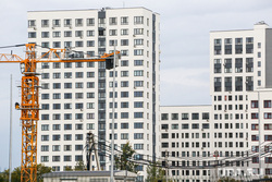 Новостройки.Тюмень, кран, многоэтажка, строительный кран, новостройки, строительство, стройка, кран башенный, новостройка