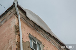 Город в снегу. Курган, опасно для жизни, снег на крыше