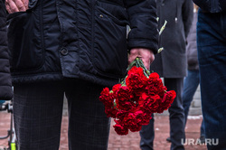 Акция памяти погибших при пожаре в Кемерове в ТЦ "Зимняя вишня". Екатеринбург, траур, гвоздики, цветы