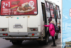 Виды города. Курган, маршрутное такси, транспорт, автобусная остановка, автобус, общественный транспорт, паз, школьники