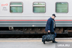 Железнодорожный вокзал. Тюмень, пенсионер, вокзал, поезд, рельсы, путешествие, поездка, вагоны, пожилой мужчина, жд платформа, человек с сумками, поездка, отпуск, пожилой человек, жд вокзал, путешествие, жд пути, пассажиры поезда