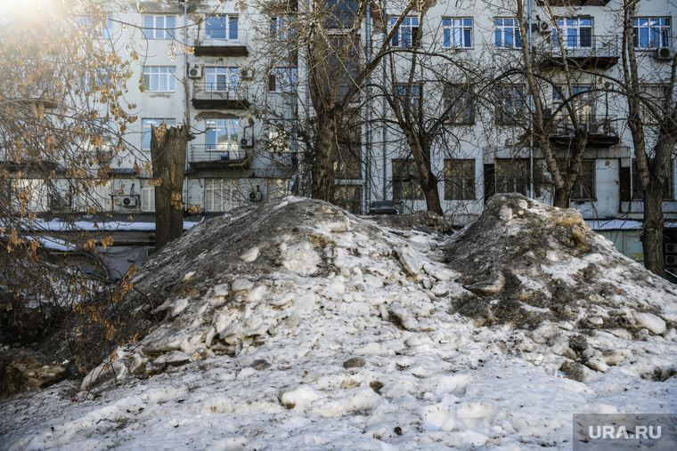 Грязь после начала таянья снега. Екатеринбург
