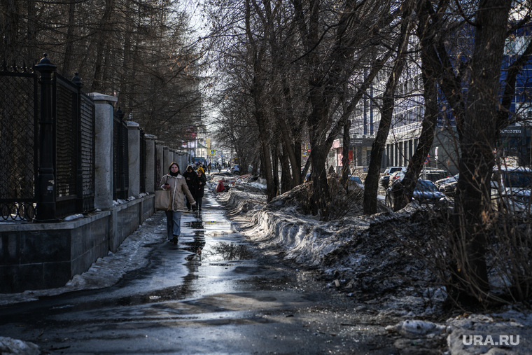 Грязь после начала таянья снега. Екатеринбург