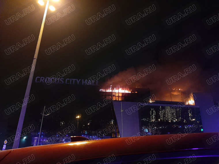 Пожар продолжает разгораться в «Крокус Сити Холле»