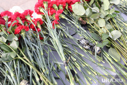 Траурная акция по погибшим в теракте Крокус Сити Холла. Тюмень , акция памяти, траур, возложение цветов, цветы, стихийный мемориал, мемориал, траурная акция