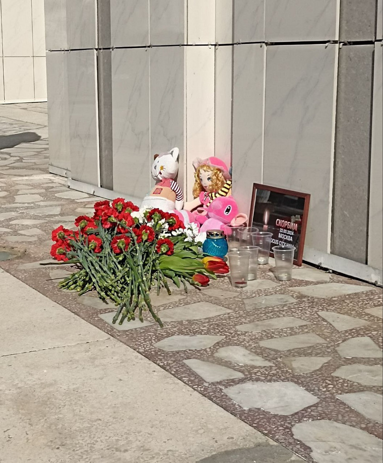 Курганцы несут цветы к стихийному мемориалу