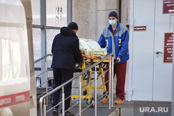 Приёмный покой в красной зоне городской больницы. Курган, пациент, носилки, защитный костюм, перевозка больных, фельдшер, зона карантина, красная зона, городская больница 2, скорая помощь