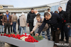 Траурная акция по погибшим в теракте Крокус Сити Холла. Тюмень , акция памяти, траур, возложение цветов, цветы, стихийный мемориал, мемориал, траурная акция
