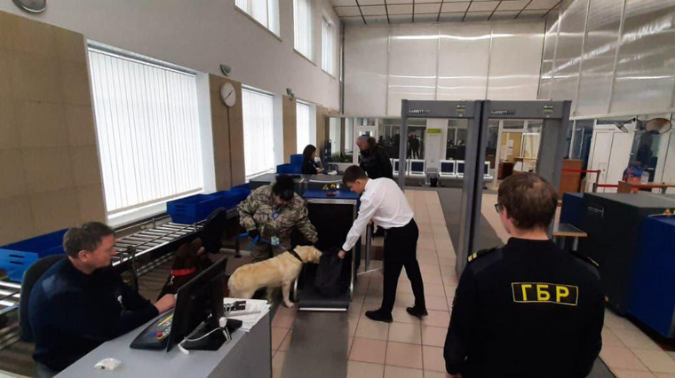 Служебные собаки проверяют багаж в аэропорту Нижневартовска