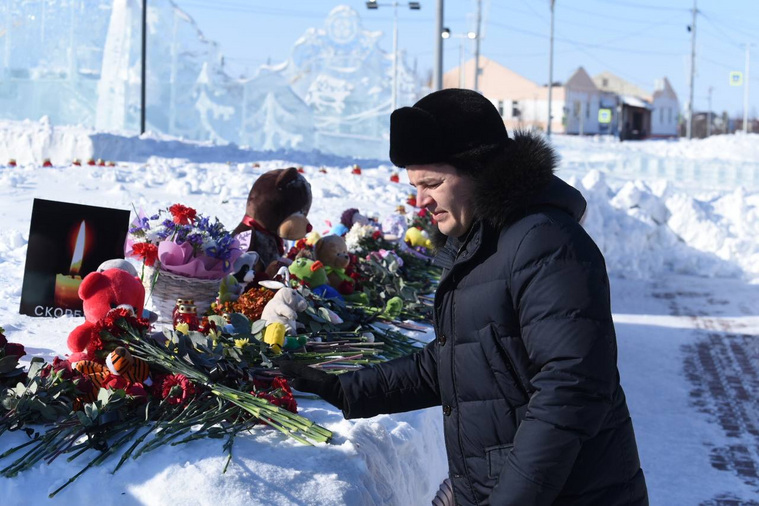 После речи Артюхов возложил цветы в память о погибших в «Крокус Сити Холле»