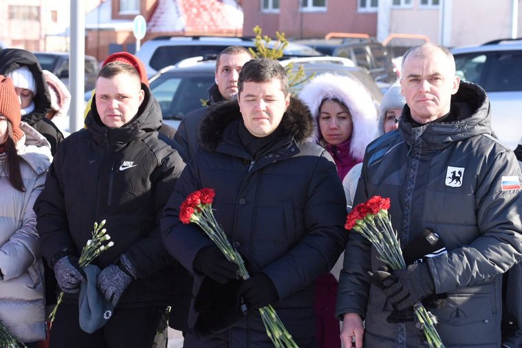 Вместе с салехардцами минутой молчания почтили память погибших мэр города Алексей Титовский и губернатор ЯНАО Дмитрий Артюхов