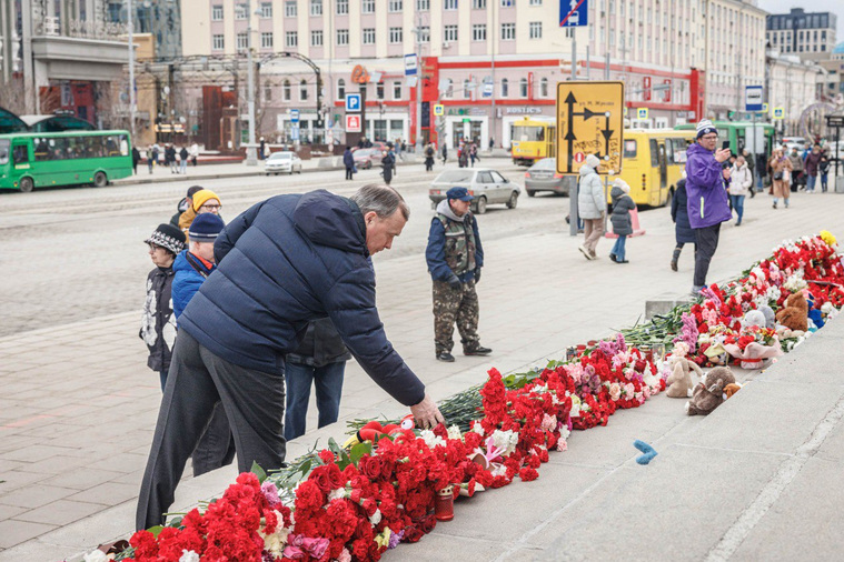 Стихийный мемориал в центре города появился в ночь на 23 марта