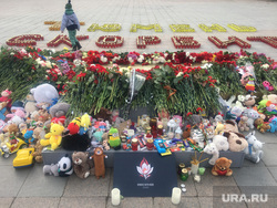 Стихийный мемориал жертвам теракта в Крокус Сити Холле, 24 марта. Тюмень , мемориал памяти, стихийный мемориал