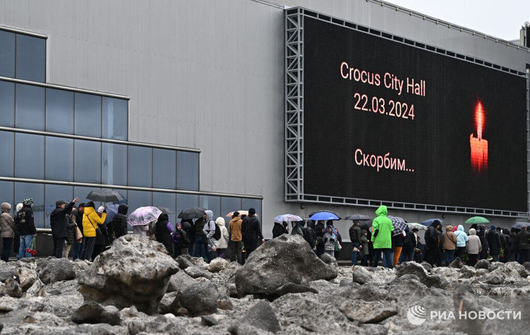 Множество людей собралось, несмотря на непогоду
