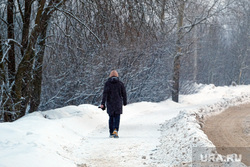 Городские зарисовки. Зима, тротуар, подросток, прохожий, мужчина