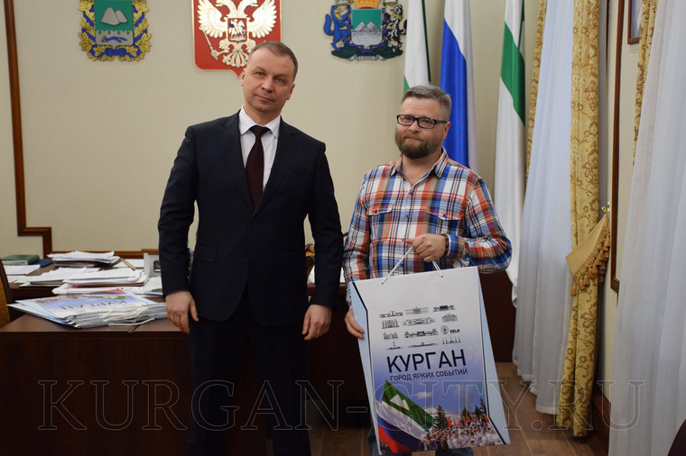 В 2019 года Сергей Пашнов (на фото справа) стал одним из авторов городского проекта «Город ярких событий»
