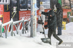 Снегопад. Екатеринбург, лопата, снег, уборка снега, транспорт, зима, непогода, снегопад