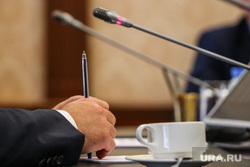 Пресс-конференция губернатора Владимира Якушева, приуроченная к 73-летию Тюменской области. Тюмень, якушев владимир, чайная пара, ручка в руке