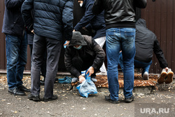 Трудовые мигранты в "Испанских кварталах" и Новой Москве. Москва, верующие, мечеть, ислам, обряд, традиция, обувь, мусульманство, умма, пятничная молитва