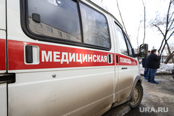Сенатор Сергей Муратов вручает медикам второй горбольницы кислородные концентраты. Курган, медицинская помощь, скорая помощь