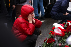 Крокус сити холл днем после террористического акта. Мемориал по погибшим в Крокус сити холле. Москва, возложение, траур, цветы, память, мемориал, крокус сити холл