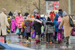Виды города. Челябинск, дети, школьники, пешеходы, улица, толпа, ребятишки