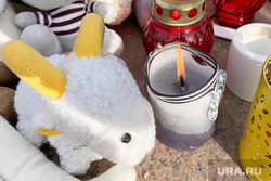 Мемориал памяти жертв в Крокусе у памятника Орленку. Челябинск, игрушки, свеча, цветы, мемориал