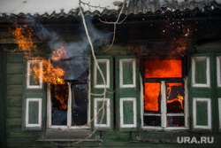 Пожар в Первоуральске, деревянный дом, пожар, огонь