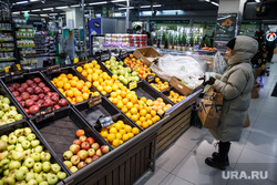 Свердловские зарисовки. Екатеринбург, продукты, фрукты, яблоки, хурма, апельсины, еда, покупательница