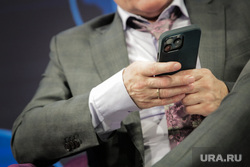 "Ночь выборов 2024". 17 марта 2024. Москва, мобильный телефон, айфон 15, мобильный в руках, айфон в руках