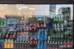 Пассажирские железнодорожные перевозки. Пермь, магазин продукты, кола, газированные напитки, витрина магазина продукты
