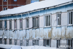 Клипарт. Салехард, аварийное жилье, снег на крыше, двухэтажный жилой дом