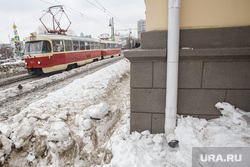 Свердловские зарисовки. Екатеринбург, тропинка, неубранный снег, трамвай