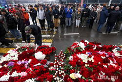 Крокус сити холл днем после террористического акта. Мемориал по погибшим в Крокус сити холле. Москва, возложение, траур, цветы, память, мемориал, крокус сити холл