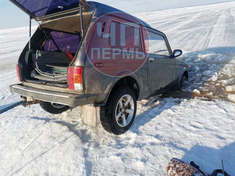 Передние колеса ушли под лед