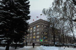 Спущенные флаги в день траура. Челябинск, городская администрация