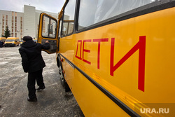 Губернатор Шумков Вадим вручает ключи от школьных автобусов. Курган