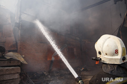 Пожар на складах. Екатеринбург, дым, тушение огня, огонь, пожарный в каске, локализация пожара