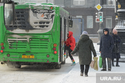 Виды города. Челябинск, пассажир, автобус, общественный транспорт, остановка общественного транспорта, снегопад, городской транспорт, автотранспорт