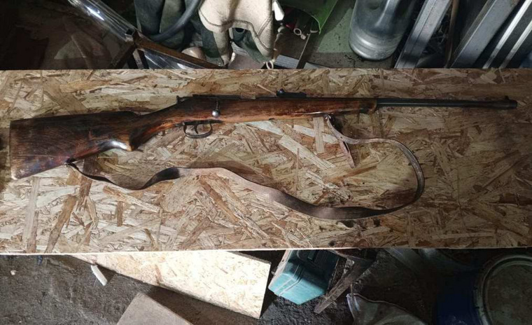 Полицейские обнаружили винтовку в гараже частного дома