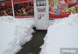 Последствия снежного шторма в Челябинске , вход, магазин, сугробы в городе