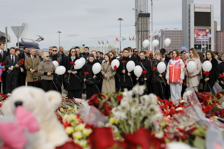 Масштабная служба по погибшим в теракте 22 марта проходит у «Крокус Сити Холла»