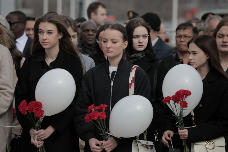 Жители Московской области идут возложить гвоздики за погибших в теракте 22 марта